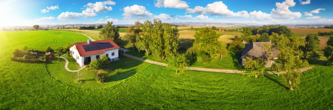 Une ferme tr&egrave;s bien r&eacute;nov&eacute;e avec de grands espaces aux alentours