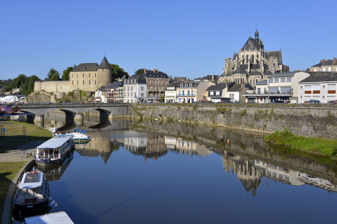 La rivi&egrave;re la Mayenne, dans la commune de Mayenne