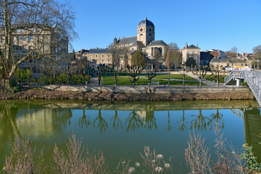 Vue sur la basilique Notre-Dame d'Alen&ccedil;on