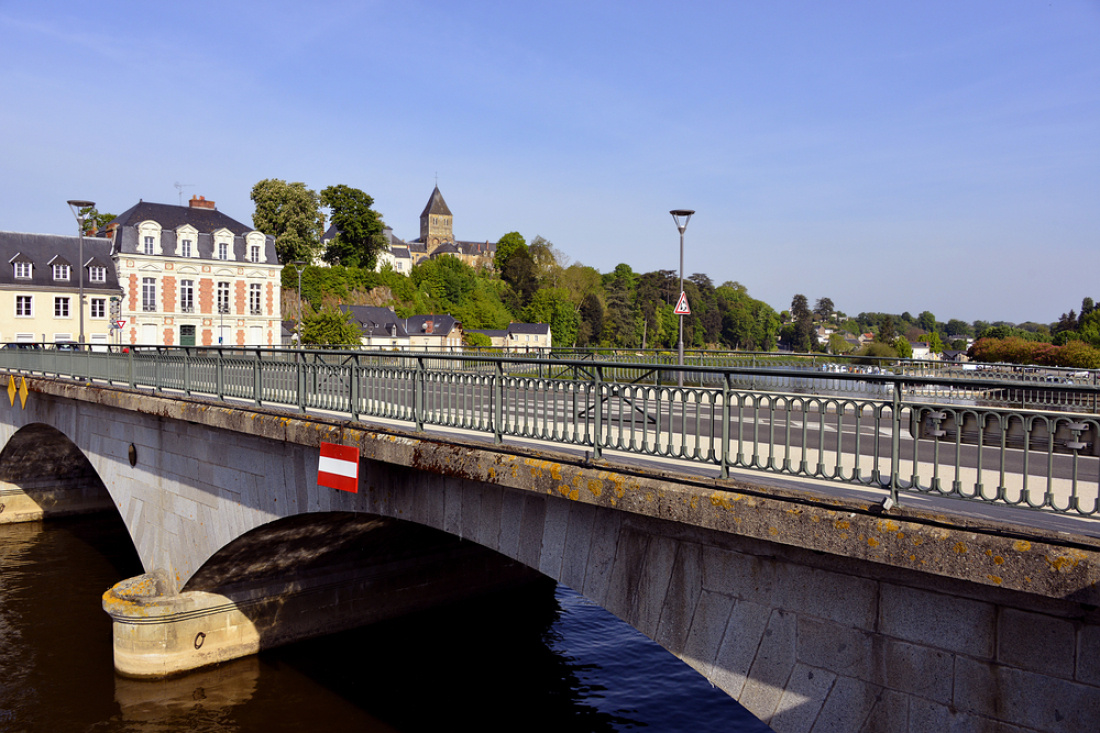 Un pont sur la Mayenne, dans la ville de Chateau-Gontier