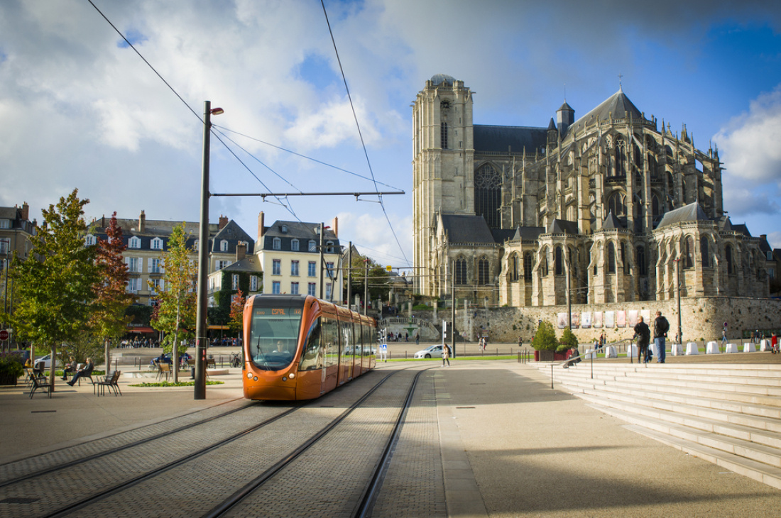 Un tramway passe devant la cath&eacute;drale du Man, en Sarthe