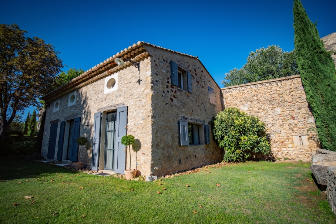 G&icirc;te &agrave; la campagne avec des volets bleus