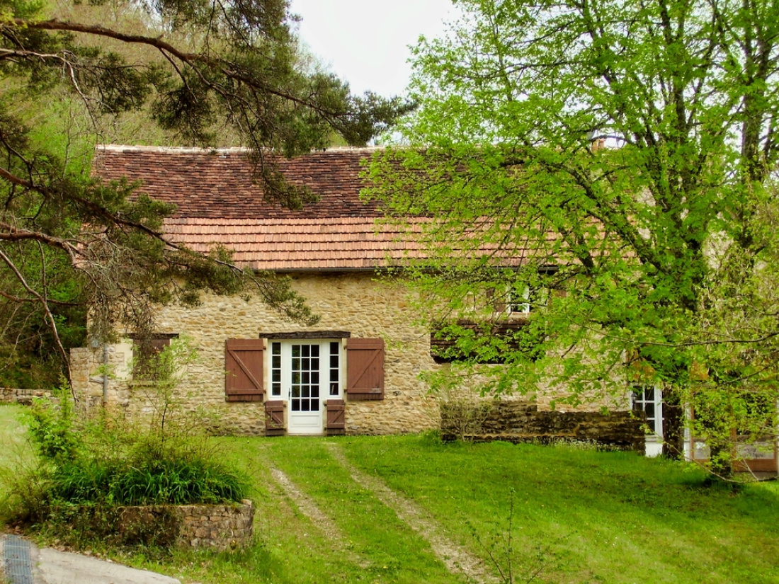 G&icirc;te &agrave; la campagne avec un jardin arbor&eacute;