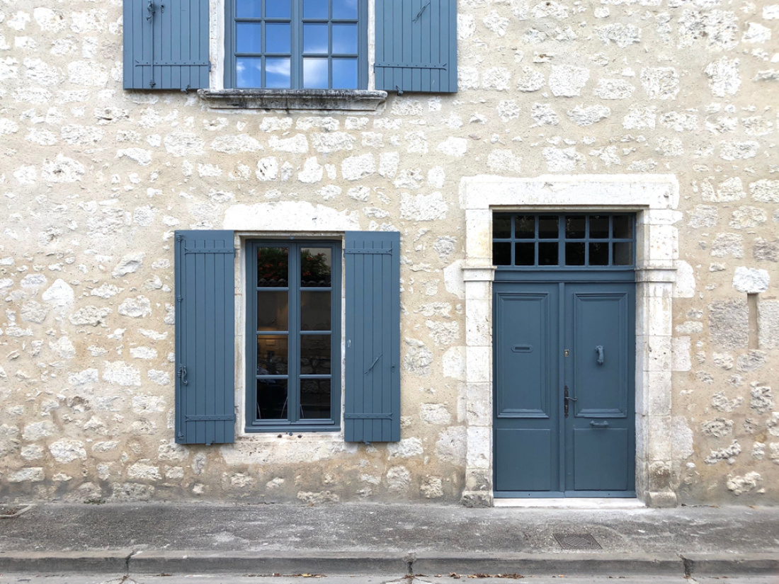 Fa&ccedil;ade d'une maison ancienne joliment r&eacute;nov&eacute;e