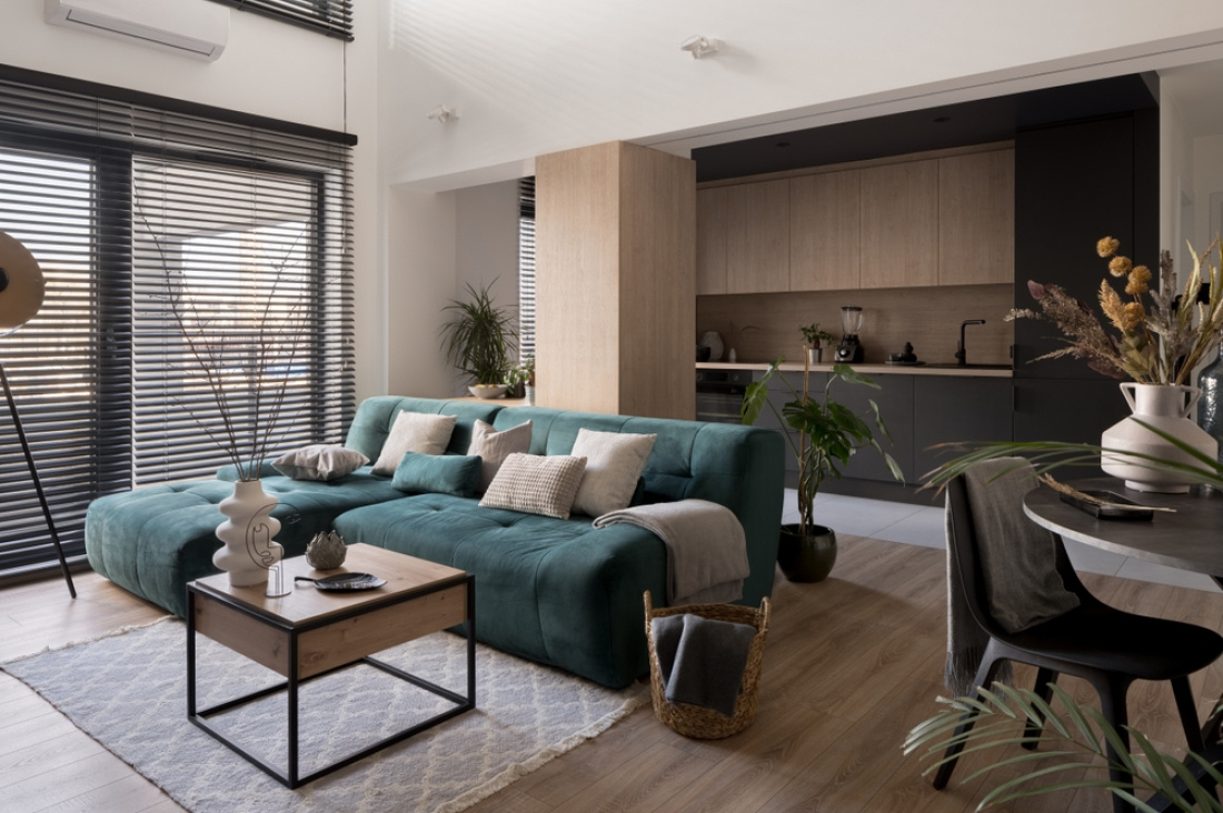 Salon chaleureux et moderne au sein d'un appartement r&eacute;cent