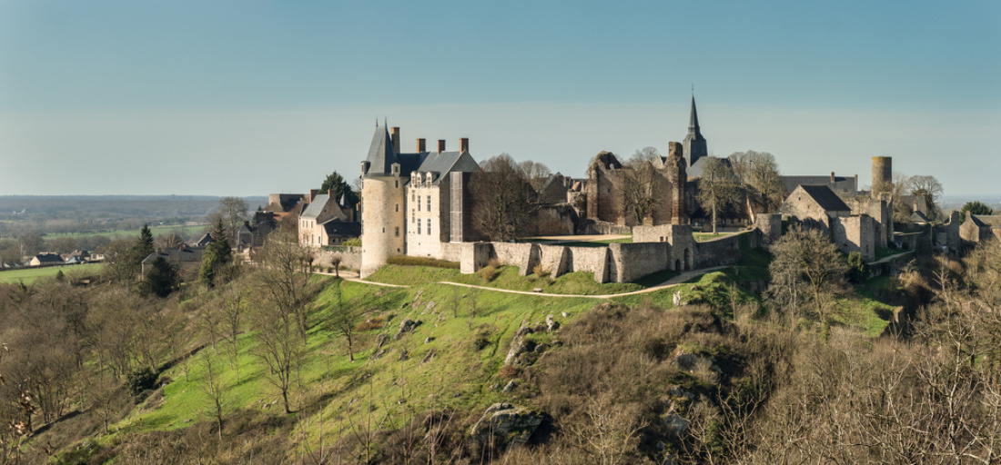 Le magnifique château médiéval de Sainte-Suzanne, dans le département de la Mayenne