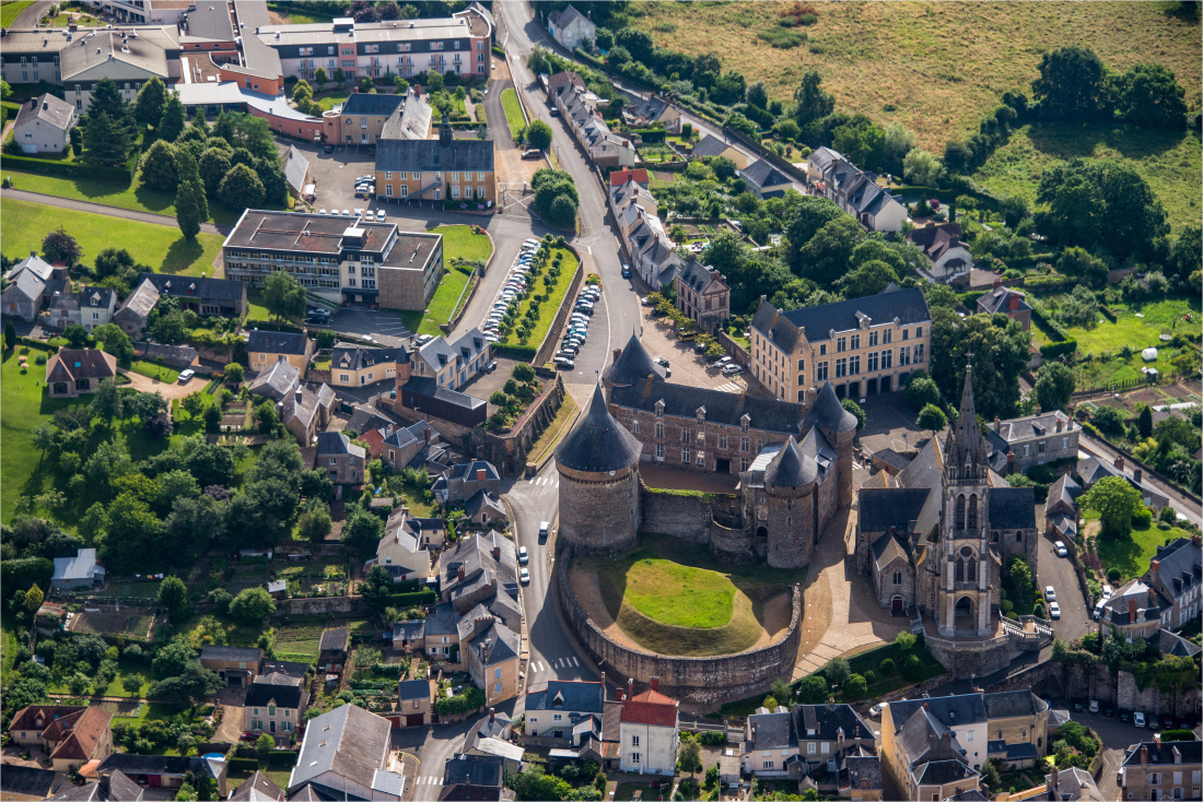 Vue a&eacute;rienne de la commune de Sill&eacute; le Guillaume