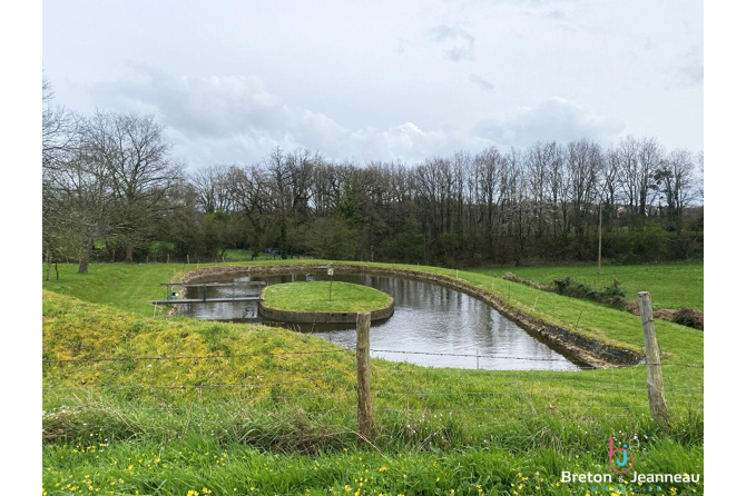 Leisure ground with lake in Mayenne