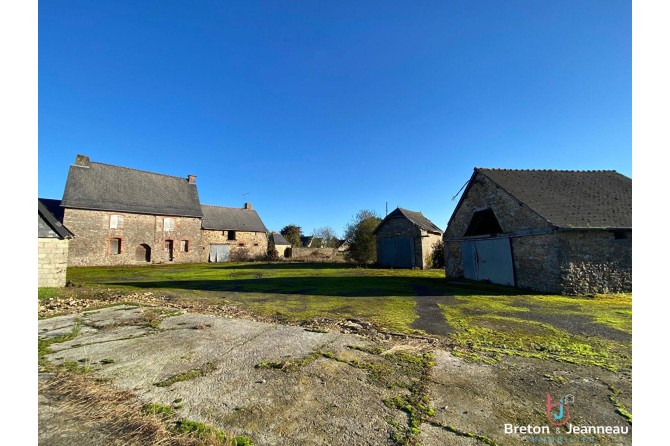 Maison  à rénover à Saint Christophe des Bois , dépendances, grand terrain