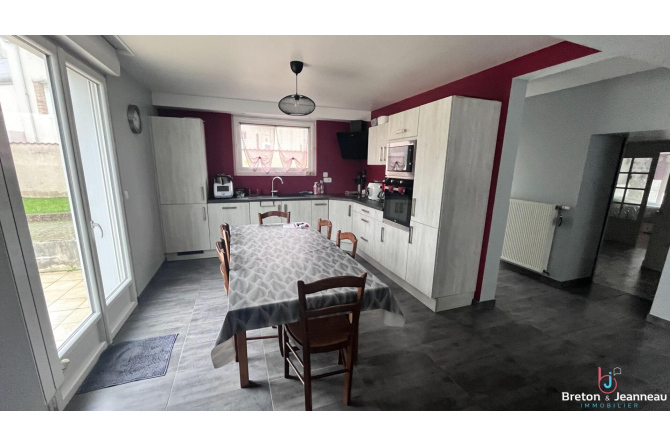 Maison familiale au centre de L'Huisserie