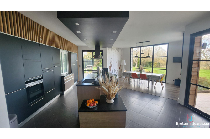 Magnifique Maison en Pierres avec Piscine  À 15 min de Laval