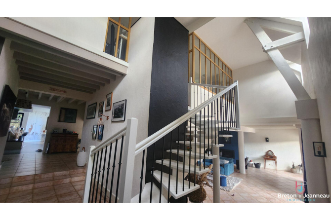 Magnifique Maison en Pierres avec Piscine  À 15 min de Laval