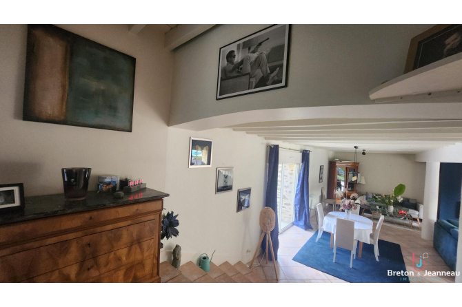 Magnifique Maison en Pierres avec Piscine  À 15 min de Laval