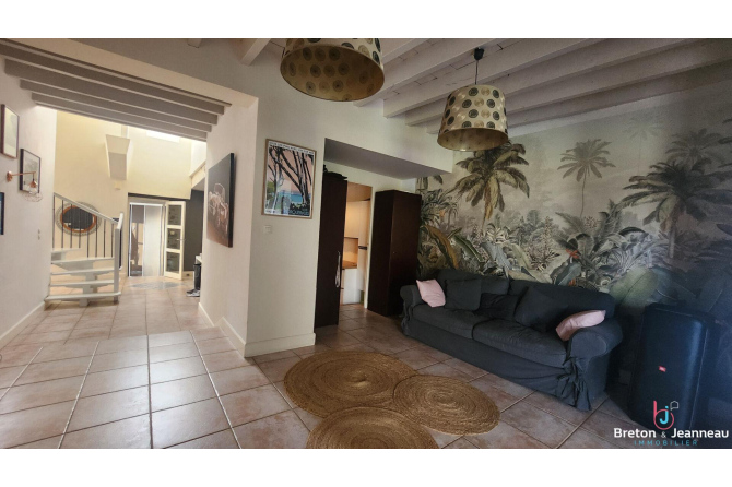 Magnifique Maison en Pierres avec Piscine  À 15 min de Laval