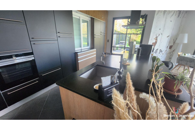 Magnifique Maison en Pierres avec Piscine  À 15 min de Laval