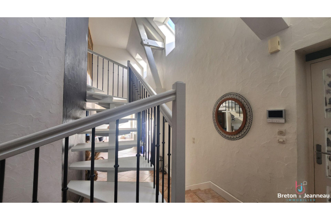 Magnifique Maison en Pierres avec Piscine  À 15 min de Laval