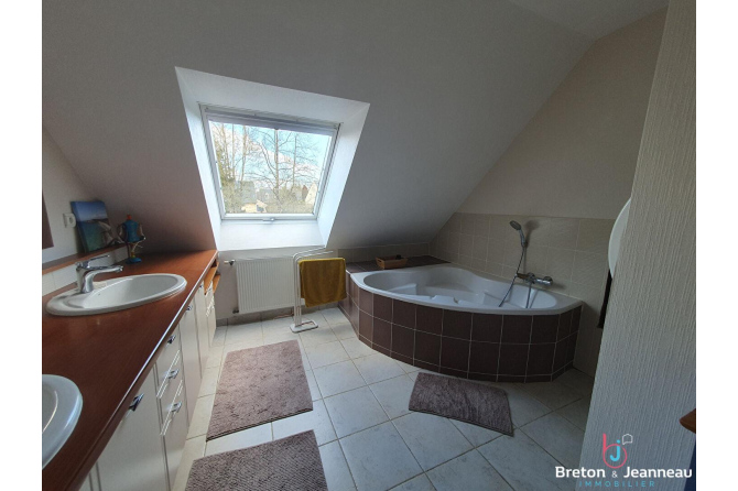 Belle Maison Familiale sur Grand Terrain, environnement Recherché aux Portes de Laval