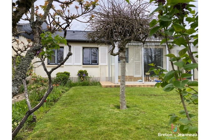 FOUGERES MAISON PLEIN PIED AVEC JARDIN ET GARAGE
