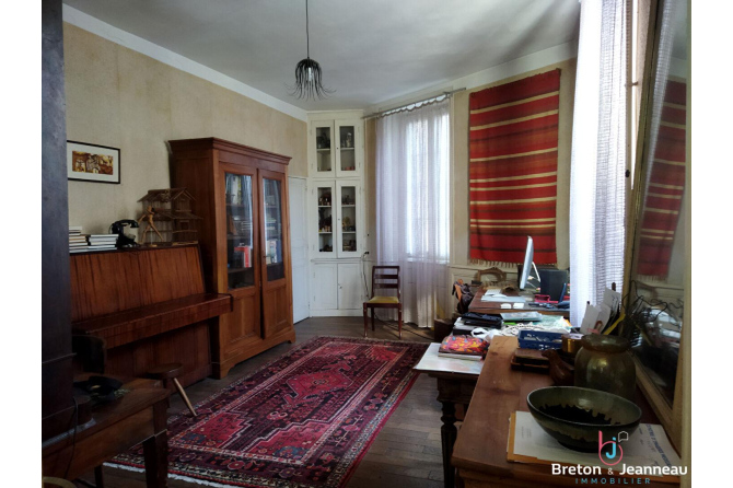 Maison de ville avec terrain à rénover à Mayenne