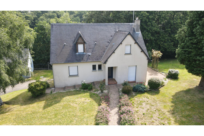 Maison à Pontmain au bord d'une rivière