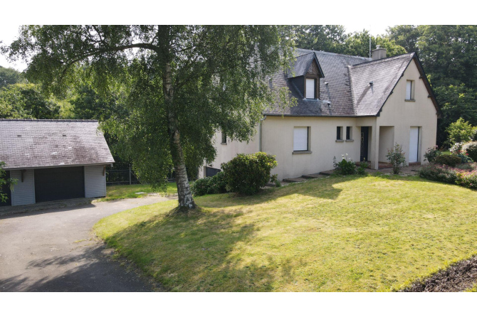 Maison à Pontmain au bord d'une rivière