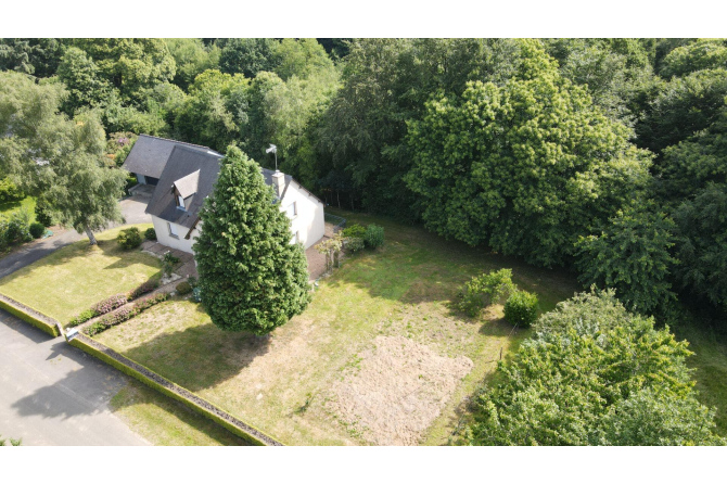 Maison à Pontmain au bord d'une rivière