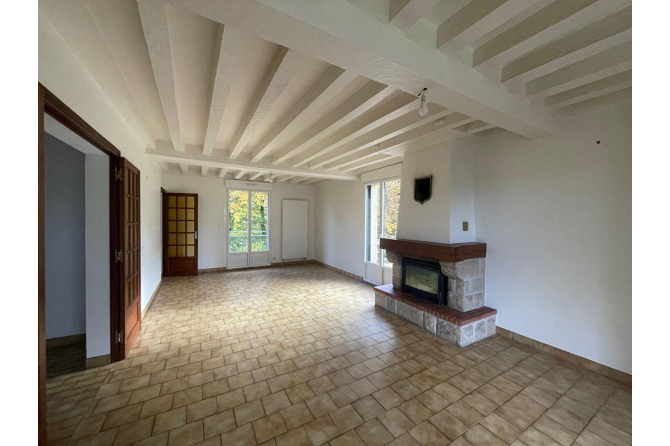 Maison à Pontmain au bord d'une rivière