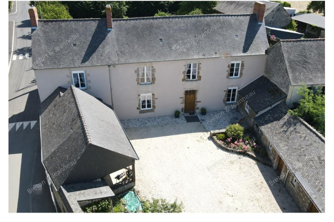 Ancien Presbytère proche de Javron les Chapelles