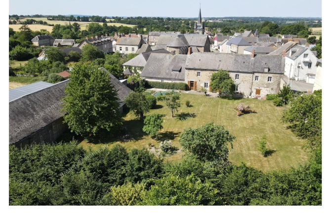 Ancien Presbytère proche de Javron les Chapelles