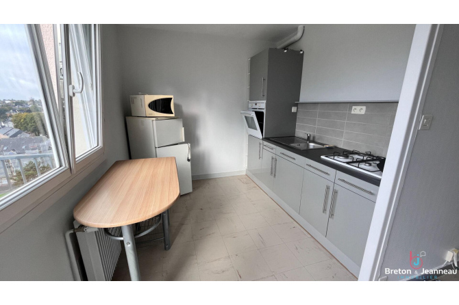 Apartment with parking in the Hilard district of Laval