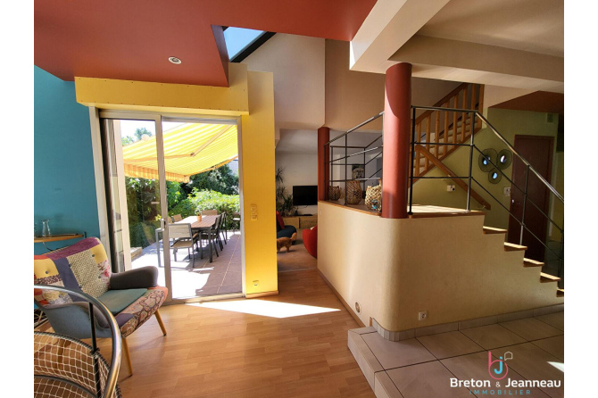 Maison Montsurs 6 pièce(s) 165 m2