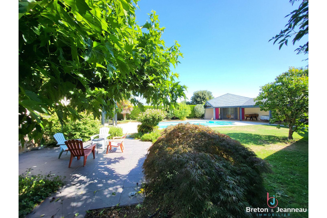 Maison Montsurs 6 pièce(s) 165 m2