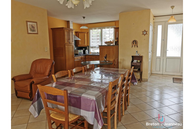 Pavillon sur sous-sol à Bais