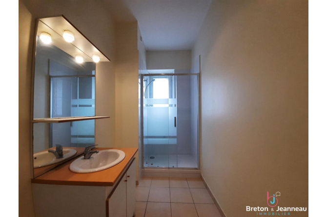 Appartement Le Genest Saint Isle 3 pièce(s) 73 m2