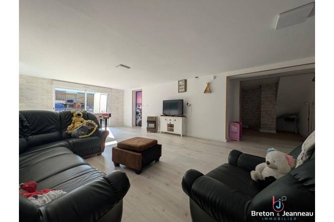 Grande maison familiale de 240 m² avec dépendance aménagée, Terrain clos de 1 100 m²