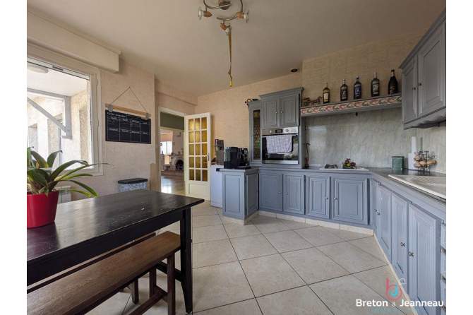 Grande maison familiale de 240 m² avec dépendance aménagée, Terrain clos de 1 100 m²