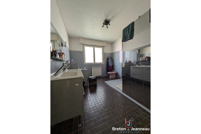 Grande maison familiale de 240 m² avec dépendance aménagée, Terrain clos de 1 100 m²