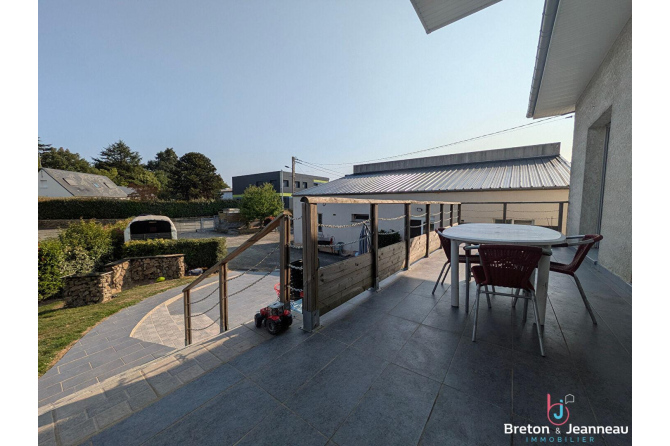 Grande maison familiale de 240 m² avec dépendance aménagée, Terrain clos de 1 100 m²