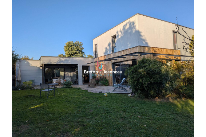 Maison d'environ 185m² à Nuillé sur Vicoin