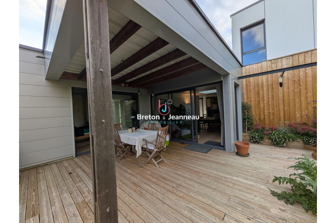 Maison d'environ 185m² à Nuillé sur Vicoin