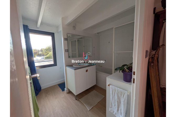 Maison d'environ 185m² à Nuillé sur Vicoin