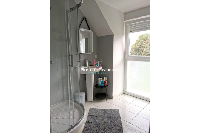 Maison avec annexe sur 2.5ha à Jublains