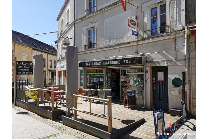 Immeuble de rapport avec commerce à Bais