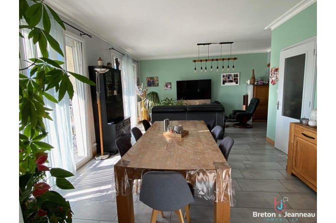 MAISON FOUGERES 5 CHAMBRES JARDIN  930 M²  env.