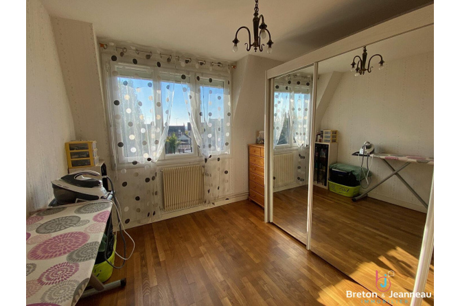 MAISON FOUGERES 5 CHAMBRES JARDIN  930 M²  env.