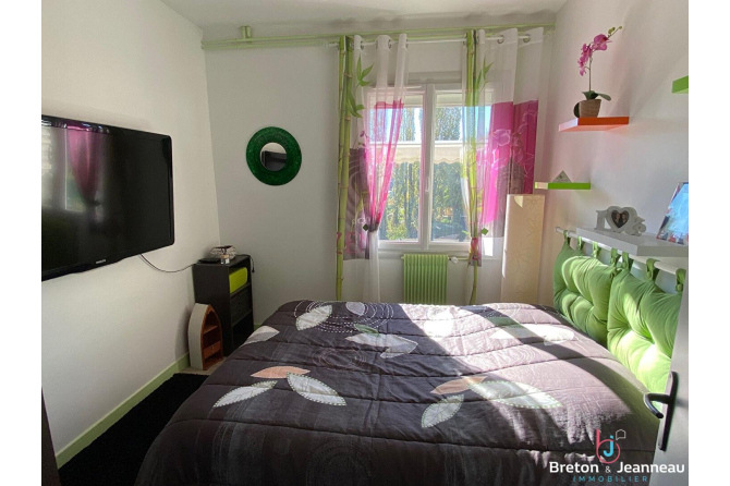 MAISON FOUGERES 5 CHAMBRES JARDIN  930 M²  env.