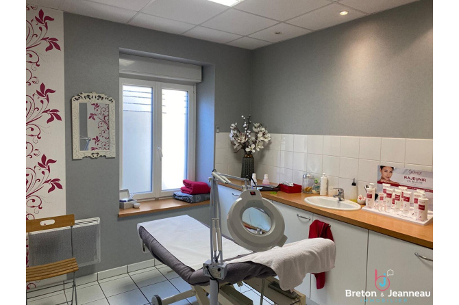 Murs commerciaux 92 m² à Fougères, axe passant.