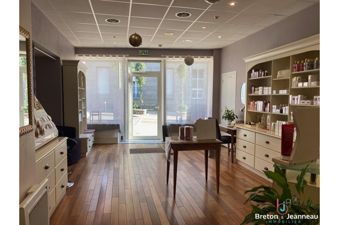 Murs commerciaux 92 m² à Fougères, axe passant.