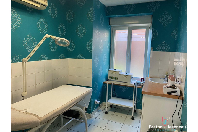 Murs commerciaux 92 m² à Fougères, axe passant.