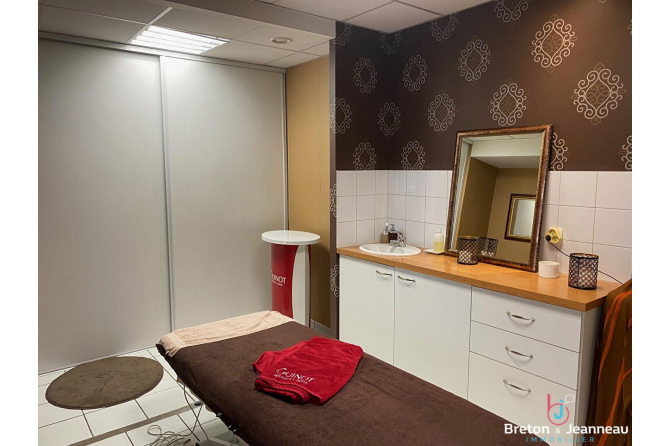 Murs commerciaux 92 m² à Fougères, axe passant.